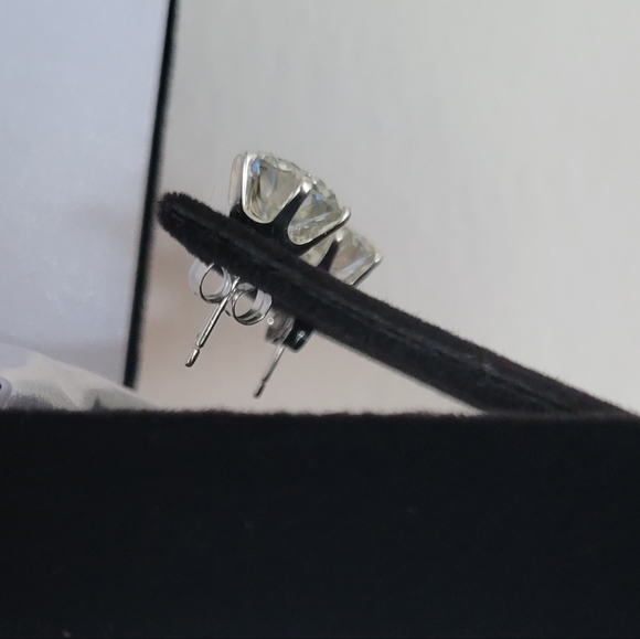 New 4ct Beautiful Moissanite Diamonds Stud - Picture 6 of 8